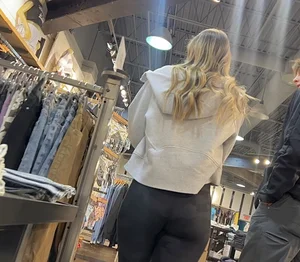Quick catch Blonde in camo leggings