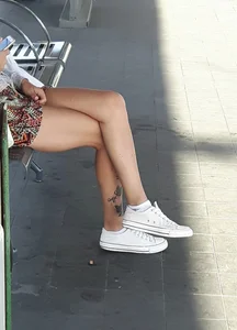 Candid girls in public showing nice legs and feet
