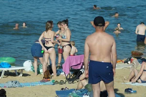 Girl with Hot Ass in Swimsuit Beach Candid Photos