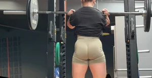 Thick ass white girl tight short at gym (Not OC)