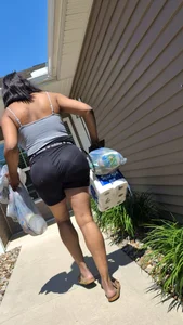 Thick ass delivery chick with vpl . She had too many bags and I needed caps