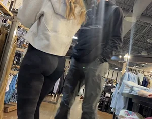 Quick catch Blonde in camo leggings