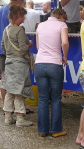 New candid strete market milfs wearing tight jeans