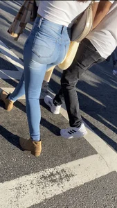 Bubble butt ebony in jean. Nice tits.