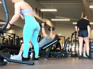 Gym blonde in turquoise leggings notices me and doesn’t mind, even moves in front of me later for some close-ups