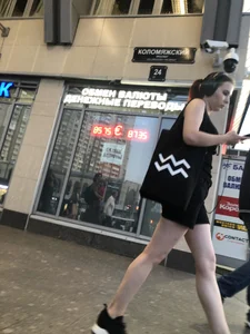 Sexy Legs And Booty in Shorts - Subway Escalator Low Angle Creepshots Gallery