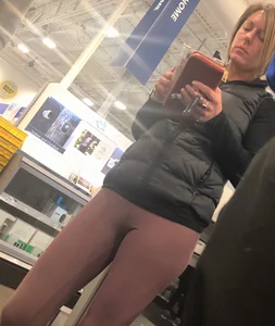 Skinny lady at Best Buy in tight leggings