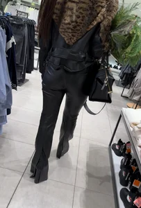 (OC) SQUAT GIFs Pretty MILF Christmas Tree In Leather Pants