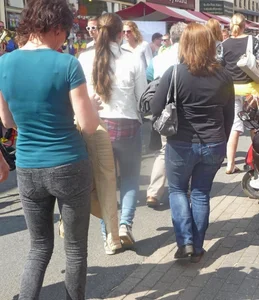 Street milfs in jeans