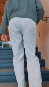 Volleyball player in sweatpants has a nice vpl