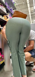 Casual milf kept bending over w strong VPL‼️