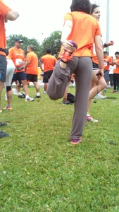 Running chick in grey sweats with a nice ass and wedgie
