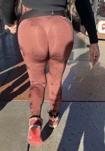 Sexy BBL in brown leggings