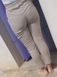 Sport jeans round ass milf