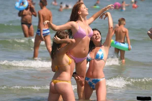 Sexy candid beach and bikini girls