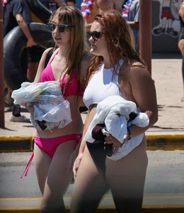 Sexy bikini girls