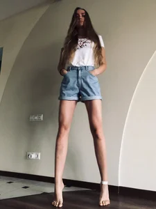 Leaked hot selfies of a girl with awesome long legs