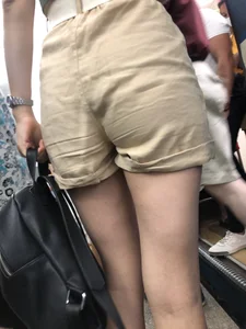Sexy Candid Booty in Shorts And Thin Legs in a Subway Train