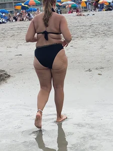 Beach meaty ass MILF W bikini