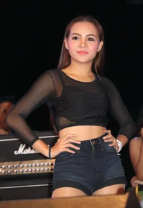 Lamyai's candid Thai concert girl in shorts