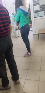 Hot ass and legs in leggings at the grocery store creepshots