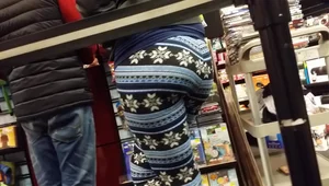 Milf with a great ass in tight blue patterned leggings