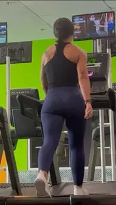 Latina with nice ass in leggings at the gym