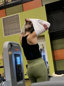 Girl working out with a nice ass in green leggings