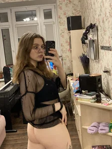 Hot amateur bespectacled chubby girl’s leaked erotic selfies