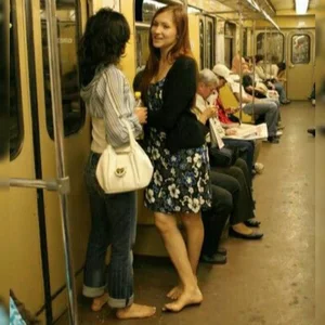 Barefoot Girls in Subway Trains Creepshots