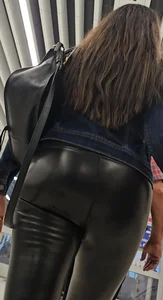 MILF in shiny black leather pocketless leggings