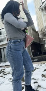 Latina in jeans