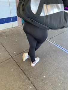 :sweat_drops:DUMPY PAWG waiting for train in black leggings