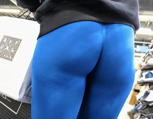 Candid milf perfect ass in leggings bending/OC