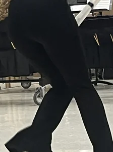 Hot ass of a chick in tight pants at the music class