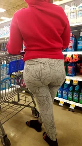 Ebony babe with a big booty in grey leggings