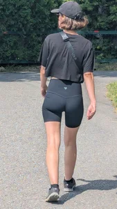 AMAZING very slim Girl in short black legging. oc