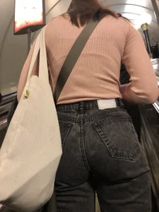 Candid chick wearing tight grey jeans subway escalator creepshot