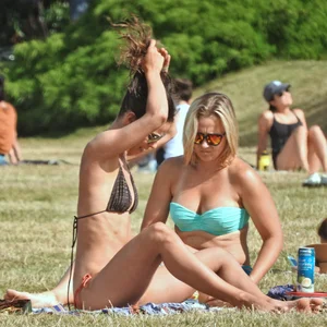 Milfs in the sun [025]