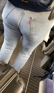 College girl with a nice booty in Levi‘s jeans