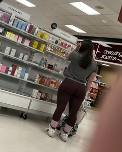 SLIM THICK MILF WITH ONE HELL OF A BUBBLE
