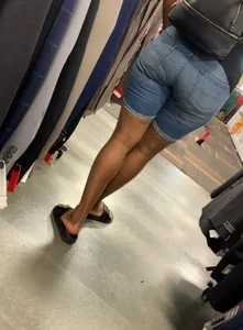 Ebony MILF browsing clothes