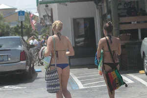 Candid Florida beach and bikini girls