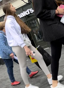 Hot bubblebutt with a jiggle in thight leggings