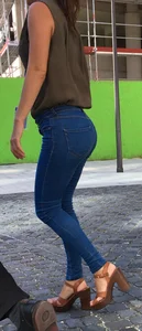 Street Candid Girl With a Hot Round Ass in Tight Jeans
