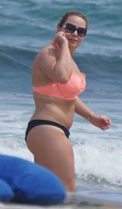 Thick and sexy bikini babe in black and peach bikini outfit