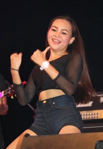 Lamyai's candid Thai concert girl in shorts