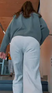 Volleyball player in sweatpants has a nice vpl