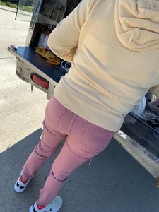 Tight Pink jeans latina