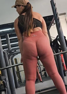 Girl in leggings doing stiff in front of me at the gym